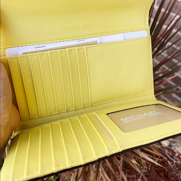 Gaby’sBags💕Michael Kors Tote wallet BUNDLE yellow - Picture 8 of 8